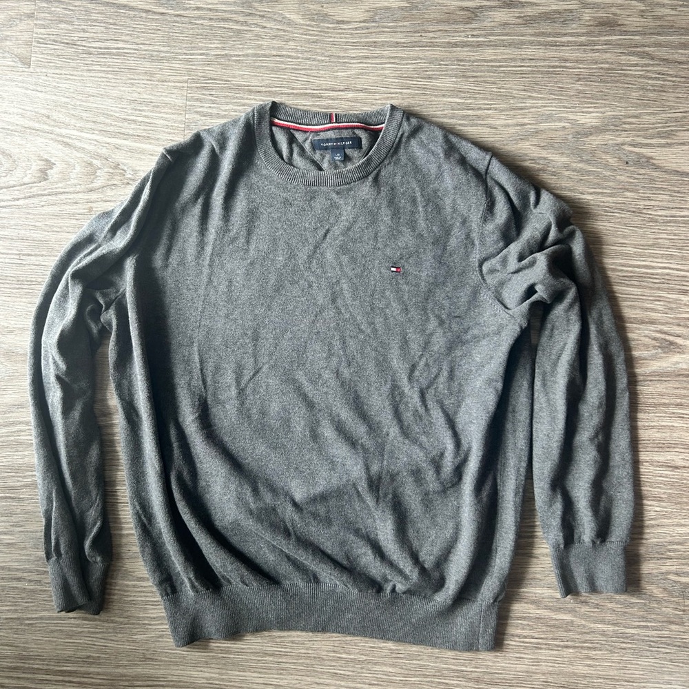 Tommy gray crewneck sweater size: L